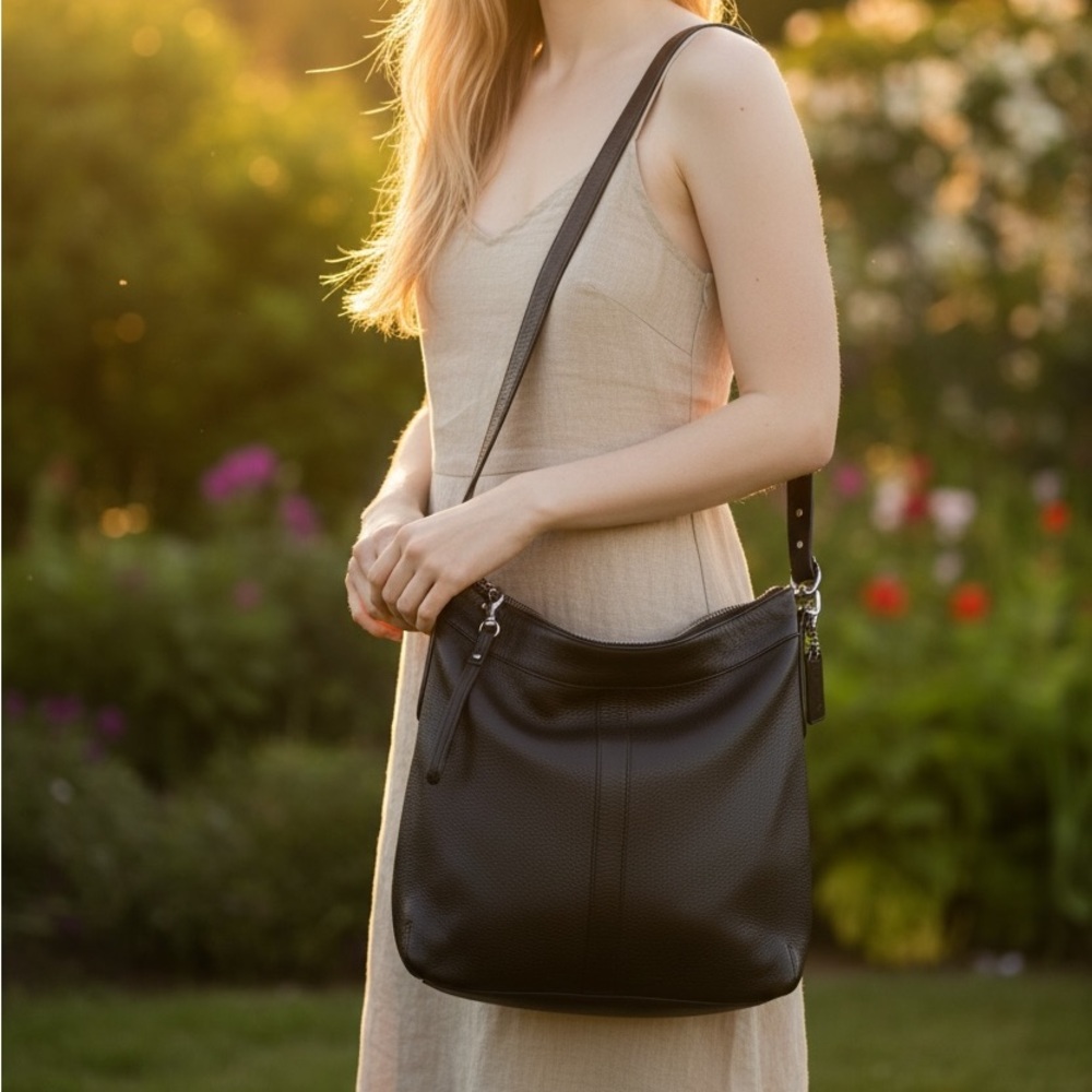 Elegant Coach Black Leather Shoulder Bag